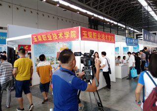 ac米兰参加2016年广西普通高校招生咨询会